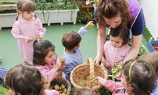 Los ni�os recogieron los productos ecol�gicos plantados a inicios del curso escolar. 
