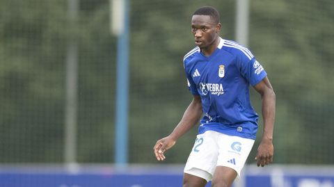 Eze, en un partido con el Vetusta