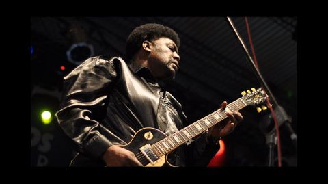 J. C. Smith act�a esta noche en Ourense.