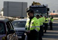 Agentes de Tr�fico durante un control de alcoholemia desplegado en la autov�a A-52. 