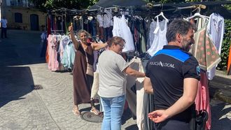 Un polic�a local inspecciona los puestos del mercado semanal de Mugardos