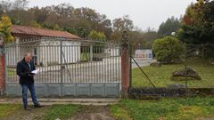 El alcalde de Palas de Rei en la entrada de la EDAR