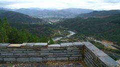 Tramo de la carretera N-120 a su paso por Augas Mestas visto desde el mirador de Torbeo, en Ribas de Sil