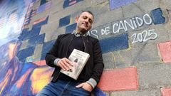 Jordi Cicely posa con su nuevo libro en uno de los murales de las Meninas de Canido, en Ferrol. 