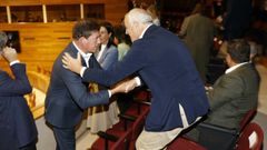 Besteiro y Pachi Vzquez se saludan en la tribuna de invitados