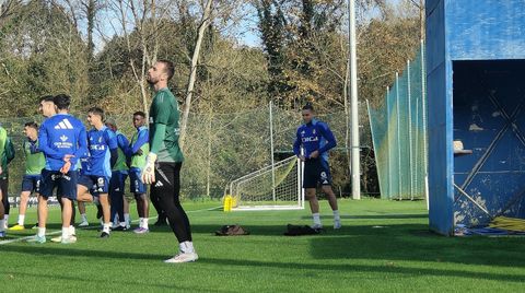 Alemao, al fondo, antes del entrenamiento del Real Oviedo