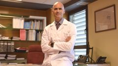 El m�dico Jos� Flores Arias, nuevo gerente del �rea sanitaria de Pontevedra y O Saln�s, este lunes, en el hospital Montecelo