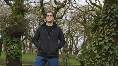 Alberto L&oacute;pez, en el entorno del monte Pedroso. El jefe de brigada en el Distrito IV considera que &laquo;a xesti&oacute;n do territorio est&aacute; facendo de Galicia un polvor&iacute;n&raquo; y, adem&aacute;s de invertir en prevenci&oacute;n a corto plazo, a medio y largo plazo &laquo;haber&iacute;a que xestionar coas comunidades de montes a volta do gando en extensivo porque &eacute; moito m&aacute;is efectivo, sostible e mellora o solo. A soluci&oacute;n pasa por ter as aldeas vivas, que viva xente delas e nelas&raquo;, afirma.