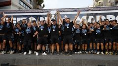 Los futbolistas del Celta Integra, en la celebraci�n en la Porta do Sol.