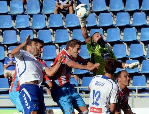 El Lugo sum� en el Heliodoro, ante el Tenerife, su segunda victoria como visitante.