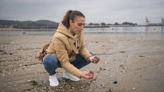 Mar�a Porto, presidenta de la agrupaci�n de marisqueo a pie de Carril, ayer en la playa