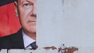 Un cartel electoral de Scholz daado en un muro de la ciudad alemana de Ruethen