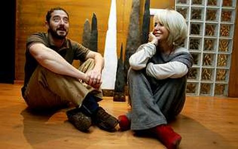 Hijo y madre posan ante la primera escultura que realiz� Kike, denominada �La familia�