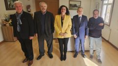 Los nuevos hijos adoptivos de Teo y el representante de A Rula (a la derecha), con la alcaldesa de Teo