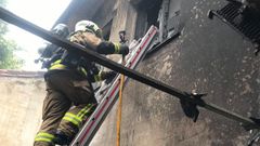 Los Bomberos de Oviedo extinguiendo un incendio en Ciudad Naranco