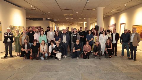 Artistas y representantes institucionales en la exposici�n de Estudos Abertos en Palexco