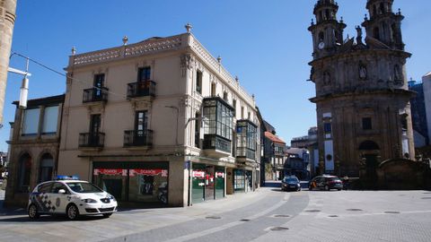 Patrullas policiales patrullan el centro de la ciudad de Pontevedra