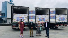 Representantes de Gadisa y del Banco de Alimentos R�as Altas, con parte de los productos recogidos