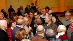 Algunos vecinos hablal con el edil Aurelio N��ez, del PP.