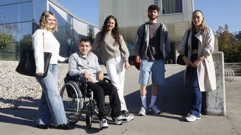 Raquel, Marcos, Alejandra, Jos Luis y Ainoha en la entrada de la facultad en la que estudian en Pontevedra.