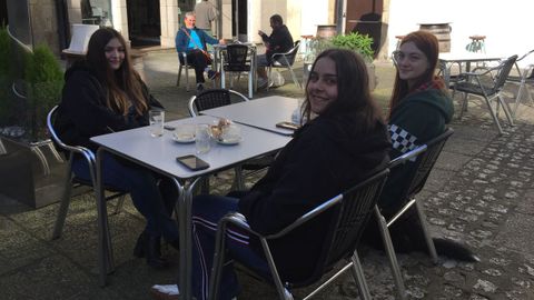 Tomando caf en una terraza en la localidad mariana