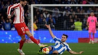 Alti se tira al suelo por un bal&oacute;n, con Ferllo al fondo