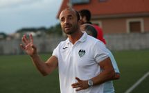 El t�cnico llega al banquillo del campo de O Roxo tras ascender la pasada campa�a al Paiosaco. 