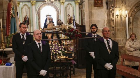 Viacrucis en el interior de la iglesia de Rianxo