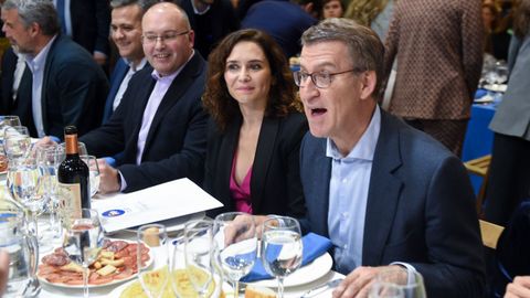 El PP de Madrid volvi� a celebrar anoche su tradicional cena navide�a, en Alcobendas, con cerca de mil invitados y la presencia de Alberto N��ez Feijpo, la presidenta Isabel D�az Ayuso y el vicesecretario de organizaci�n, Miguel Tellado. En el 2020, la cita fue cancelada por el coronavirus. El a�o pasado, en medio de la batalla entre Pablo Casado y Ayuso tambi�n se suspendi�. Ayer, los populares madrile�os se reunieron en torno al nuevo presidente