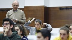 Al examen de selectividad hay que acudir con el pelo recogido para comprobar que no se llevan dispositivos en los o�dos