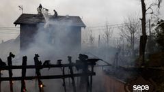 Bomberos del SEPA apagan el incendio declarado en una vivendia de Fozana en Siero