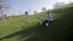 Un nio jugando en el parque Eirs 