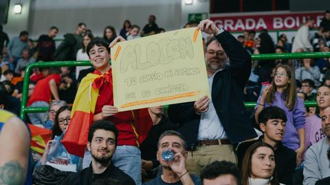 El ambiente del Pazo Paco Paz se fue caldeando con el partido de la seleccin.