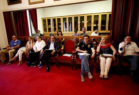 <span lang= es-es >La primera sesi�n sin Faraldo</span>. La sesi�n de ayer fue doblemente extraordinaria: es la primera tras la dimisi�n de la portavoz popular, Mar�a Faraldo, tras m�s de veinte a�os en el consistorio. 