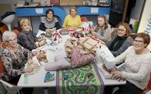Maril� Rivadeneira (la tercera por la izquierda), junto a sus Amigas del Patchwork, en su cuartel general.