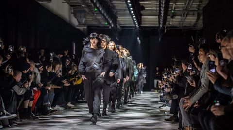 Desfile del dise�ador japon�s Yohji Yamamoto.
