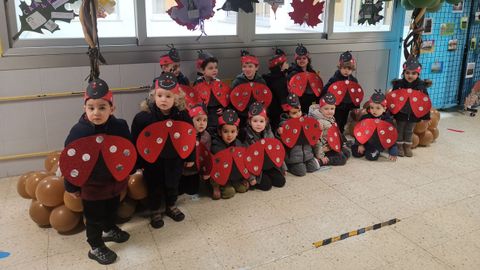 Os nenos de 3 anos disfraz�ronse de xoani�as