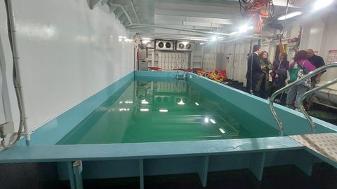 Cuenta con una piscina para prácticas de buceo y salvamento.