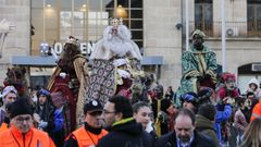 Todav�a era de d�a cuando comenz� la cabalgata de Ourense.