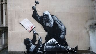 El mural de Banksy en una pared de los Reales Tribunales de Justicia de Londres
