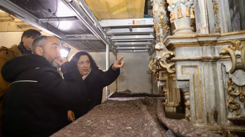 La delegada territorial de la Xunta, Bel�n do Campo, y el alcalde de Vedra, Carlos Mart�nez, junto a otras autoridades y t�cnicos, visitaron las obras en la iglesia de San Fins de Sales.