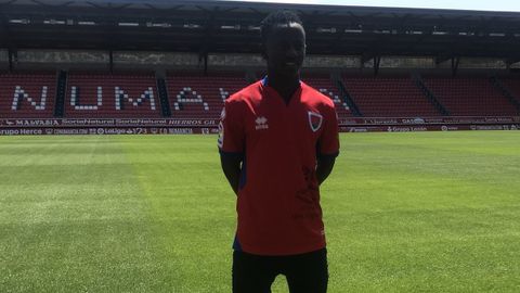 Yeboah, exjugador del Real Oviedo, durante su presentacin con el CD Numancia