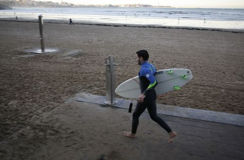 Algas y residuos volvieron a la playa de Bastiagueiro con la subida de la marea.