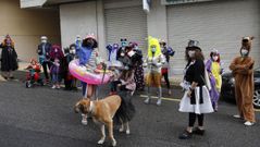 Los vecinos celebraron con una fiesta de disfraces el fin del confinamiento