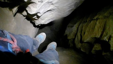 Descenso por uno de los pozos de la cueva de La Trapa, en Oviedo