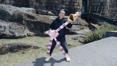 Luis Vzquez, titiritero, acompaado de Bryana, una de sus marionetas ms especiales.