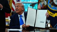 Trump muestra la Orden Ejecutiva que autoriza la nueva Tarjeta Dorada para facilitar la obtención de visados