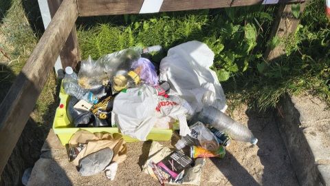Basura sin recoger en las playas de Gij�n