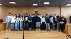 Los estudiantes se hicieron una foto al finalizar la maana con la jueza y la fiscala con la que compartieron parate de la maana