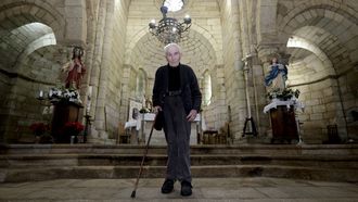 Miguel Estatole, p�rroco de 94 a�os de Mezonzo, un templo del siglo XII de Vilasantar, erigido sobre otro primigenio y que en su d�a form� parte de un complejo mon�stico.